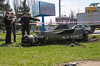 Raketentrümmer in der Nähe des Bahnhofs von Kramatorsk mit der russischen Aufschrift: ‚за детей‘ („für die Kinder“)