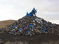 呼吉尔特山口(Хужирт даваан)的敖包，位于木伦市往 Erhel Lake 的路上