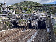 今熊野橋と東山隧道上り外側線西側坑口（中央右側）