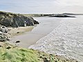 Les falaises entre la pointe de Ty an Quer et la plage du même nom (en Ploéven) ; à l'arrière-plan l'île Salgren et la plage de Sainte-Anne-la-Palud (en Plonévez-Porzay) 1.