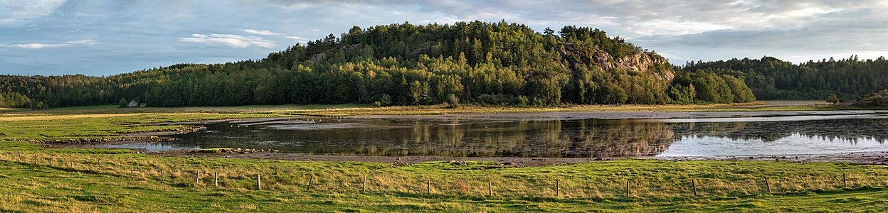 "Brattåsberget_by_Hanneviken_with_migratory_birds_in_Norrkila,_Lysekil.jpg" by User:W.carter