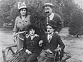 În sensul acelor de ceasornic: Phyllis Allen, Mack Swain, Charles Chaplin şi Mabel Normand în Getting Acquainted (1914)