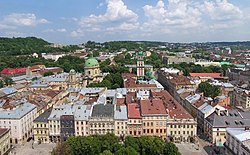 Pohled na staré město z radniční věže. Vlevo kupole dominikánského kostela.