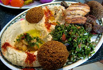 Hummus, 2 Falafel, Baba Ghanoush, Tabbouleh, Hähnchenbrust, Lamm Kebab, Köfte und Kibbeh (von links)