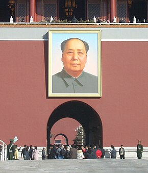 ’n Groot portret van Mao Zedong deur Zhang Zhenshi by Tiananmen.