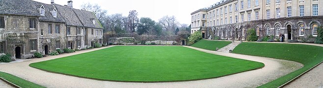 Das Viereck vor dem Hauptgebäude (quadrangle)