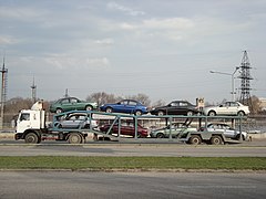 Un tracteur attelé d'une semi type porte-voitures (Russie).