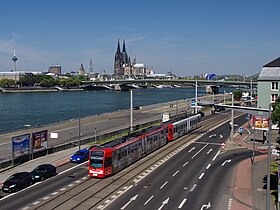 Stadtbahn-trajno sur la bordoj de Rejno