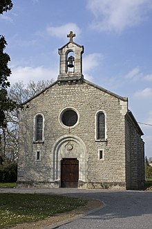 Vue d'un bâtiment religieux en pierre.