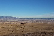 La ville Albuquerque vue depuis la mesa ouest, les monts Sandia à l'arrière-plan.