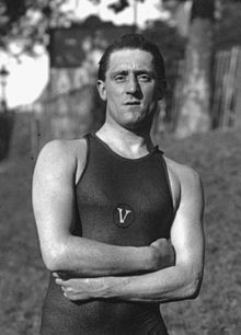 portrait noir et blanc d'un homme en maillot de bain