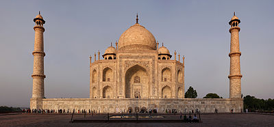 Die weskant van die Taj Mahal in Agra, Indië, teen sononder.