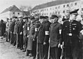 7. Octobre 1944, des hommes âgés lors d'une formation organisée par le Volkssturm. À droite, un pompier dans son uniforme ; ces combattants sont faiblement dotés d'un vieux fusil austro-hongrois Steyr-Mannlicher Gewehr 95[1].