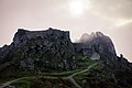 Le château de Monsanto (Portugal), qui sert de décor à Peyredragon, la demeure ancestrale de la maison Targaryen[42].