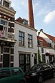 Keizerstraat 14, met op de achtergrond een deel van de schoorsteen van Edelsmidse Brom