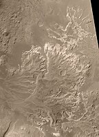 A imagem provavelmente é de um delta que se formou em um lago enorme. A área é de grande interesse para os geólogos. Evidências da vida microbiana do passado podem ser encontradas neste local. Imagem fotografada pela Mars Global Surveyor.