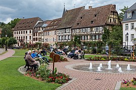 Grünanlage und Häuser am Quay Anselmann mit Maison Vogelsberg, Schaaf, Wagenführer u. a.