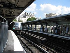 Une rame MP 89 à la station Bastille de la ligne 1, en 2006.