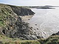 Les falaises entre la pointe de Ty an Quer et la plage du même nom (en Ploéven) ; à l'arrière-plan l'île Salgren et la plage de Sainte-Anne-la-Palud (en Plonévez-Porzay) 2.