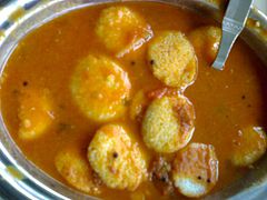 Sambar Idli nhỏ, idli nhỏ trong sambar như được phục vụ ở Tamil Nadu