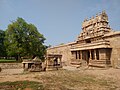 Nandi-Schrein und Gopuram des Airavatesvara-Tempels