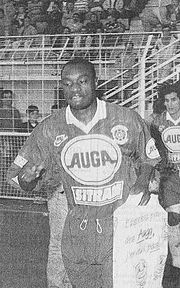 Photo de Patrick Mboma avec le maillot du Paris SG.