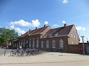 Stationsbygningen fra gadesiden.