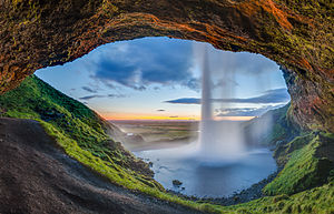 #5: Tramonto visto dalla parte posteriore della cascata Seljalandsfoss, in Islanda. – Attribuzione: Diego Delso (cc-by-sa-4.0)