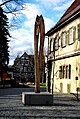 Skulptur Begegnung (Material Eiche, 2005) auf dem Schlossplatz in Kirchheim unter Teck