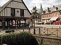 Markthalle und Kirche im Hintergrund