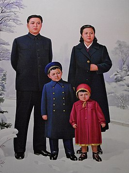 Een portret van Kim Kyong-hui met haar moeder Kim Jong-suk, vader Kim Il-sung en broer Kim Jong-il