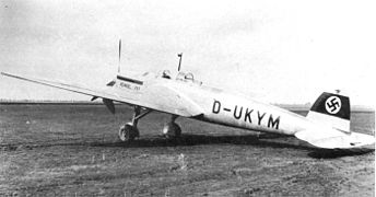 Photographie en noir et blanc d'un avion.