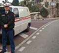 Un poliziotto con un Volkswagen Transporter al Giardino esotico.