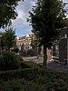 Complex arbeiderswoningen met bijbehorende tuinmuurtjes met hekwerken