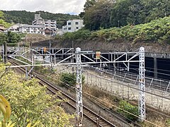 東海道本線 東山隧道西側線路敷。中央奥の半地下構造が東山隧道下り外側線