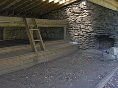 Intérieur en pierre du refuge Mollies Ridge.