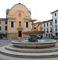 Facciata della chiesa di San Leonardo e fontana di piazza San Leonardo a Treviso.