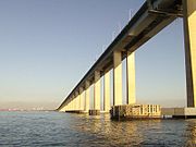 De brug met de weerkaatsing van het licht van een laagstaande zon