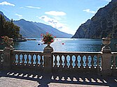 Zicht ip 't Gardameer vanof Riva del Garda