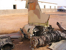 L'arrière d'un avion biréacteur de chasse abattu, portant un drapeau marocain sur la dérive