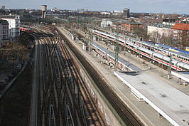 Luchtopname van de perrons van station Altona, links de vier sporen van de S-Bahn (2010)