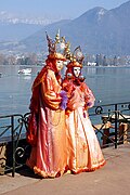 Couple en costume lors du carnaval d'Annecy, au bord du lac.