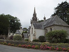 L'église Saint-Guénolé et le calvaire.