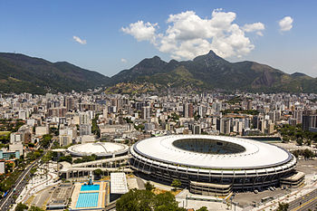 Stadion Maracanã, dějiště finále fotbalových MS 1950 a MS 2014, v zástavbě Ria de Janeira