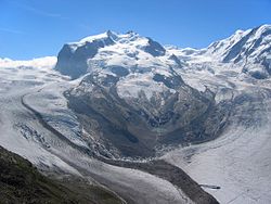 A Monte Rosa-masszívum, középen Svájc legmagasabb pontja, a Dufourspitze