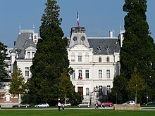 Façade sud et jardins de la préfecture d'Annecy.