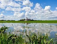 98. Platz: Boschfoto mit Temporäres Kleinstgewässerbiotop nach Regenfällen in einer Senke im Landschaftsschutzgebiet „Westlicher Teil des Landkreises Starnberg“ in Andechs-Erling mit Kloster Andechs im Hintergrund