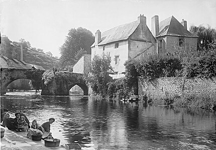 Lavandières lavant du linge dans l'Ellé près du pont Lovignon à Quimperlé.