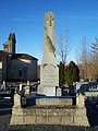 Le monument aux morts, dans le cimetière autour de l'église (jan. 2010)