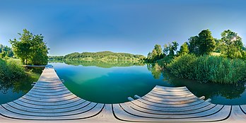 Panorâmica esférica do Türlersee no cantão de Zurique, Suíça. Este lago possui áreas protegidas, uma trilha para caminhada e uma praia pública ao longo de sua costa e é popular para recreação o ano todo (definição 12 680 × 6 340)